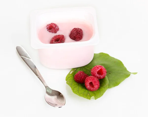 Yogurt con lampone isolato su bianco — Foto Stock