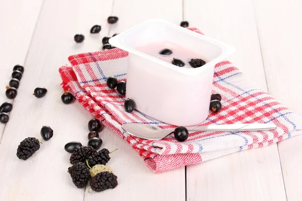 Joghurt bogyós gyümölcsök a fa háttér — Stock Fotó
