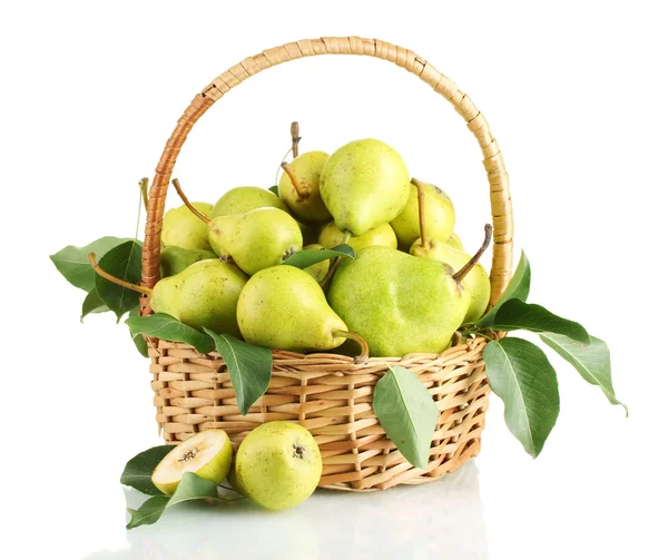 Saftiga smakrika päron i korg isolerad på vit — Stockfoto