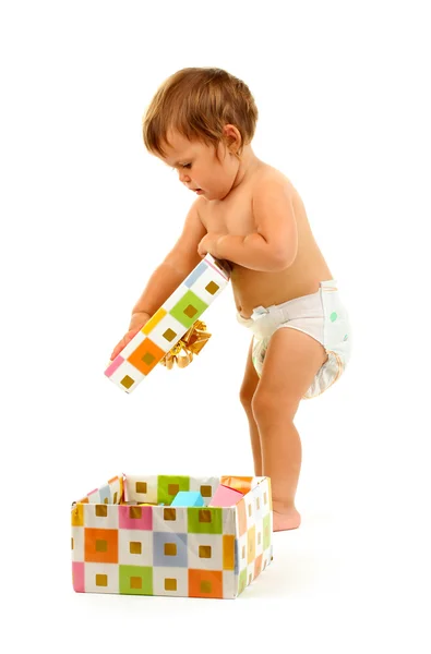 Niedliches Baby und Geschenkbox isoliert auf weiß — Stockfoto