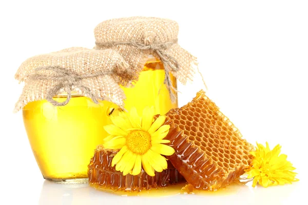 Favos de mel doces, jarros com mel e flores, isolados em branco — Fotografia de Stock