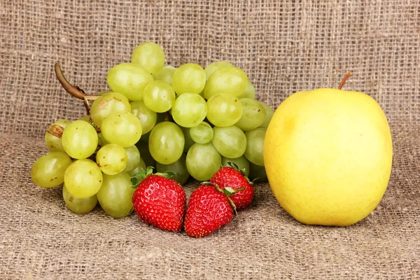 Fruits sucrés mûrs et baies sur sac — Photo