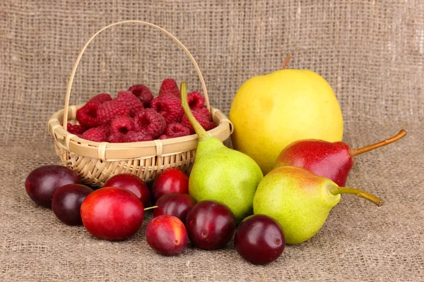 Frutas dulces maduras y bayas sobre tela de saco — Foto de Stock
