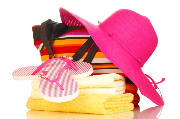 Strandtas met accessoires geïsoleerd op wit — Stockfoto