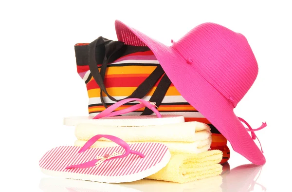 Strandtas met accessoires geïsoleerd op wit — Stockfoto