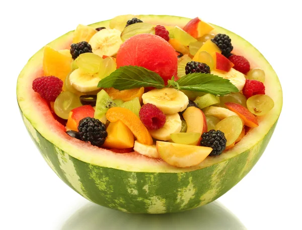 Salada de frutas frescas em melancia, isolada em branco — Fotografia de Stock