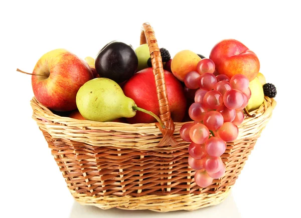 Nature morte de fruits dans le panier isolé sur blanc — Photo