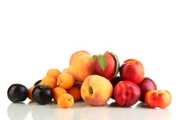 Ώριμα φρούτα και τα μούρα που απομονώνονται σε λευκό — Φωτογραφία Αρχείου