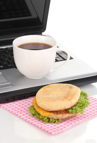 Comer en el lugar de trabajo cerca del ordenador portátil —  Fotos de Stock