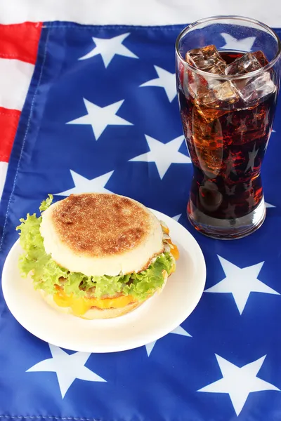 Sanduíche saboroso e vidro com cola, na bandeira americana — Fotografia de Stock