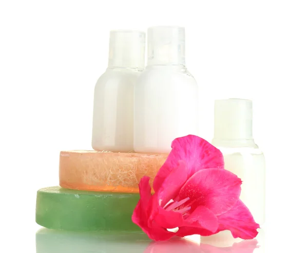 Kosmetikflaschen, Seife und Blume, isoliert auf weiß — Stockfoto