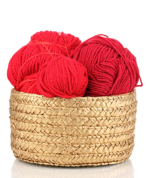 Filati di maglia rossi in cestino isolato su bianco — Foto Stock