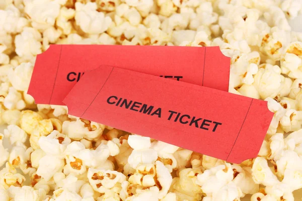 Biglietti per il cinema su sfondo popcorn — Foto Stock