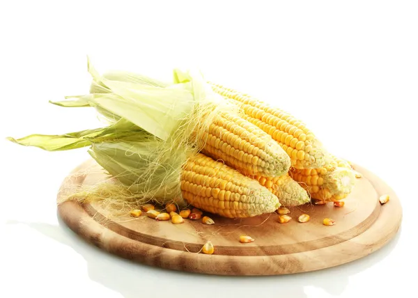 Свіжа кукурудза на дерев'яній обробній дошці, ізольована на білому — стокове фото