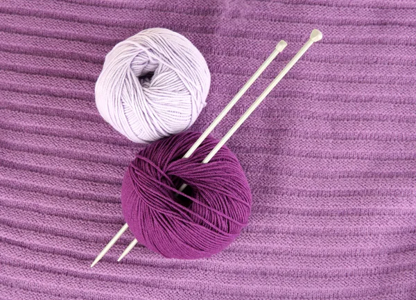 Purple sweater and a ball of wool close-up — Stock Photo, Image