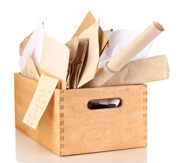 Dřevěná bedýnka s dokumenty a dopisy izolovaných na bílém — Stock fotografie