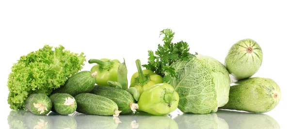 Legumes verdes frescos isolados em branco — Fotografia de Stock