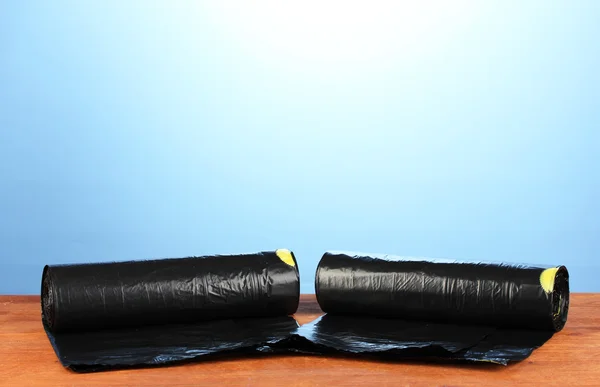 Plastic garbage bags on blue background close-up — Stock Photo, Image