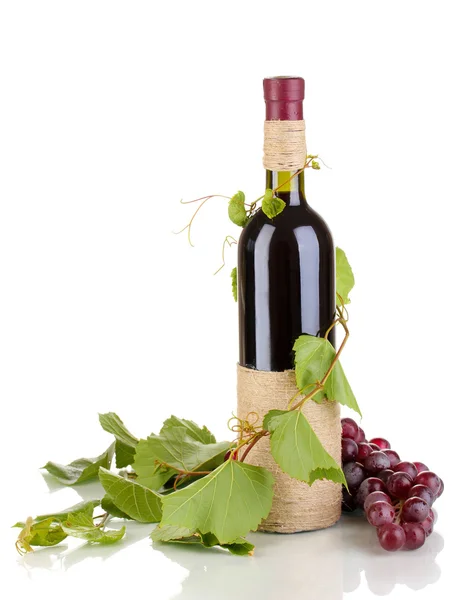 Bouteille de vin aux feuilles de raisin isolées sur blanc — Photo