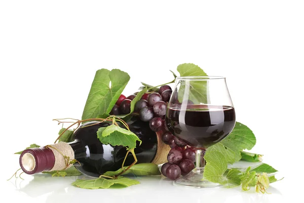 Botella de vino con hojas de uva aisladas en blanco —  Fotos de Stock