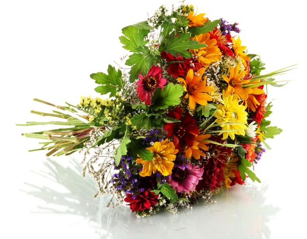 Ramo de hermosas flores de verano, aislado en blanco — Foto de Stock