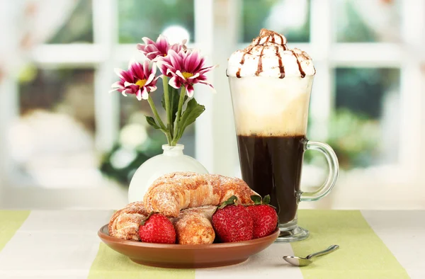 Deliciosos bagels e café fresco na mesa close-up — Fotografia de Stock