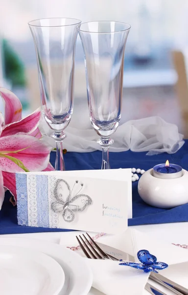 Pohádkové svatební stůl v barvě fialové a modré restaurace b — Stock fotografie