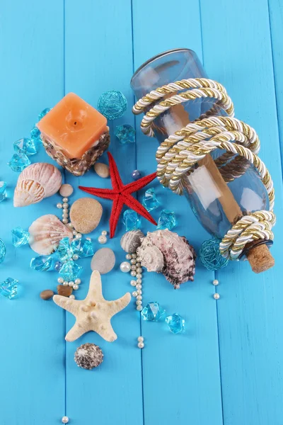 Inrichting van schelpen close-up op blauwe houten tafel — Stockfoto
