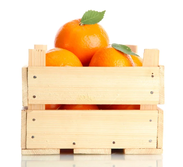 Mandarines mûres savoureuses avec des feuilles dans une boîte en bois isolée sur blanc — Photo