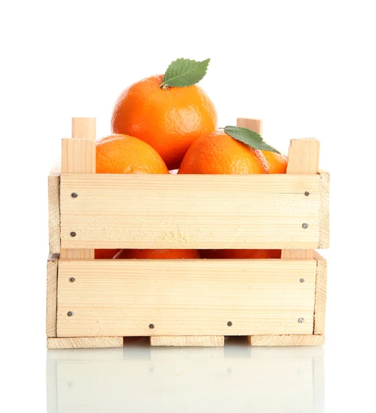 成熟美味桔叶在木盒上白色隔离 — 图库照片