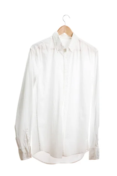 Camicia su appendino in legno isolato su bianco — Foto Stock