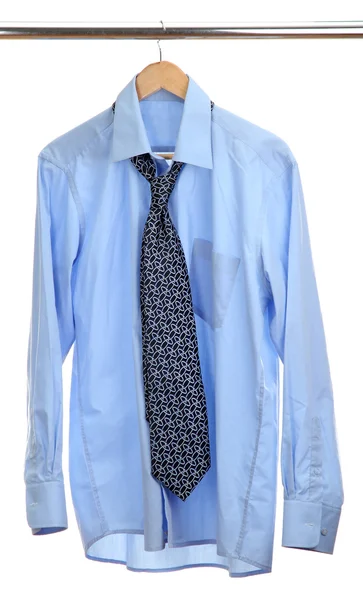 Camisa azul con corbata en percha de madera aislada en blanco — Foto de Stock