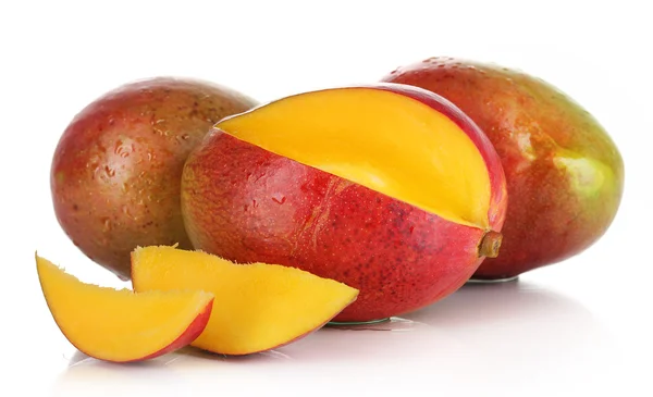 Dojrzałe mango apetyczny na białym tle — Zdjęcie stockowe