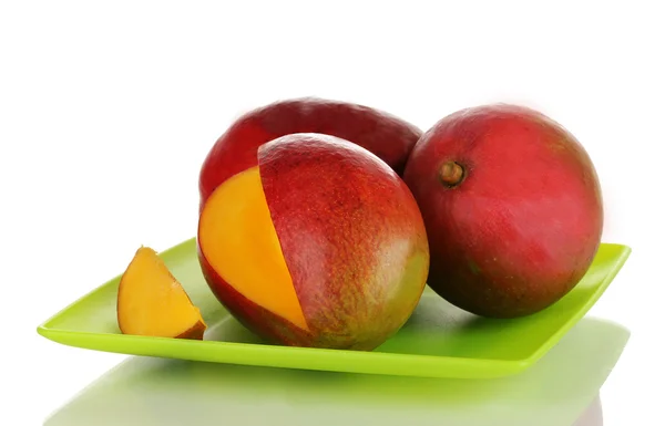 Mango apetecible maduro sobre plato verde aislado sobre blanco —  Fotos de Stock
