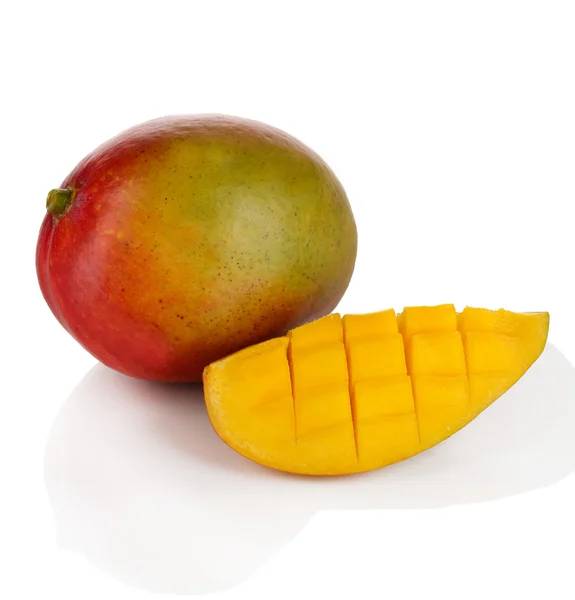 Reife appetitliche Mango isoliert auf weiß — Stockfoto