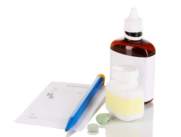 Předpis lékárníka s kapky a prášky izolovaných na bílém — Stock fotografie