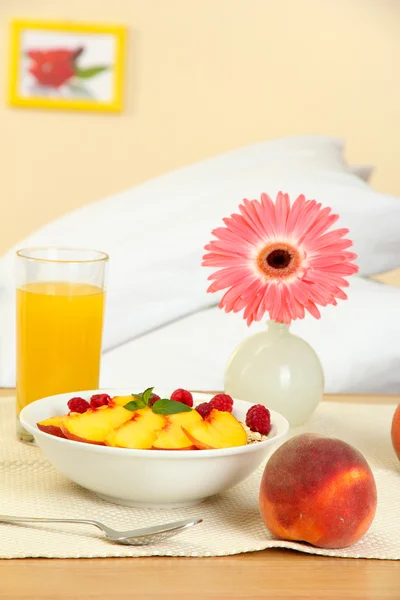 Lätt frukost på nattduksbordet bredvid sängen — Stockfoto