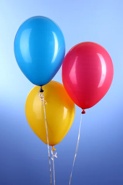 Tre palloncini colorati su sfondo blu — Foto Stock