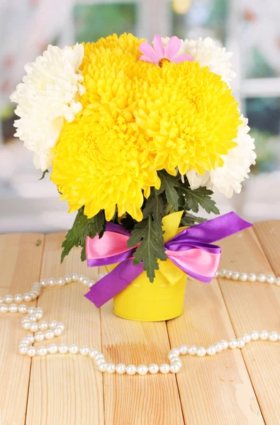 Hermoso crisantemo en cubo sobre mesa de madera sobre fondo de ventana — Foto de Stock