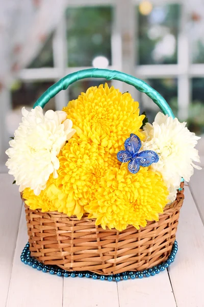 Schöne Chrysantheme im Korb auf Holztisch auf Fensterhintergrund — Stockfoto