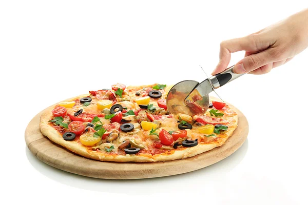 Mão da mulher com uma faca cortar a pizza no fundo branco close-up — Fotografia de Stock