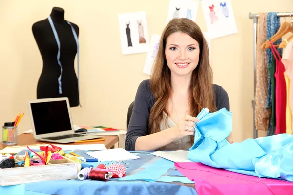 Hermosa joven modista en el taller — Foto de Stock