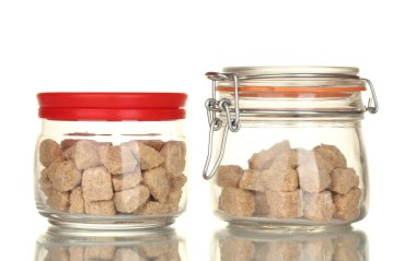 kavanoz ve beyaz arka plan üzerinde izole kahverengi şeker kamışı yumru ile şekerlik