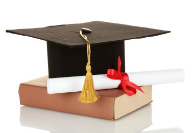 grad şapka ve diploma ile üzerine beyaz izole kitap