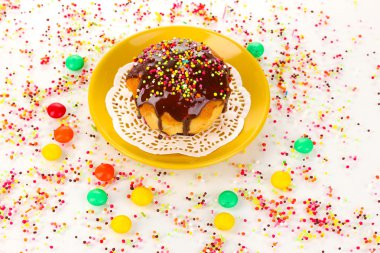 beyaz izole iştah açıcı çikolatalı kek yakın çekim