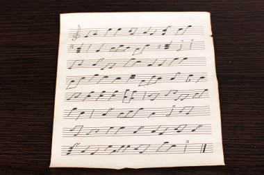 ahşap masa üzerinde müzik notaları