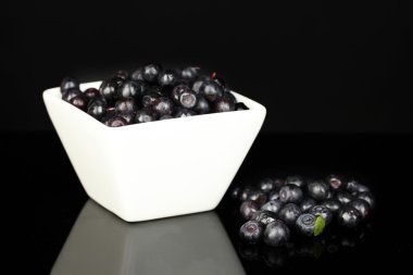 Beyaz Siyah yakın çekim izole kase lezzetli yaban mersini