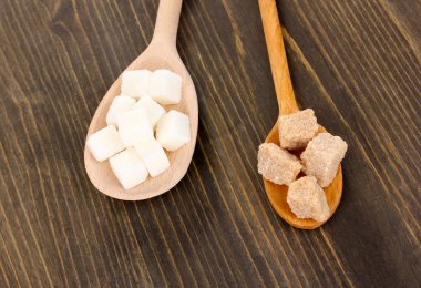 kaşık ahşap zemin üzerinde beyaz ve kahverengi şeker