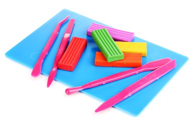 çocuk masa üzerinde beyaz izole yığınları ile parlak hamuru