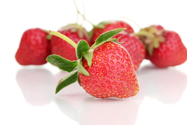 Fresas dulces maduras aisladas en blanco —  Fotos de Stock